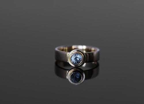 Rose gold 585, sapphire