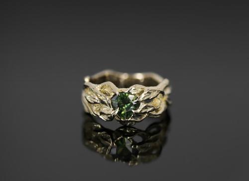 Yellow gold 585, green sapphire